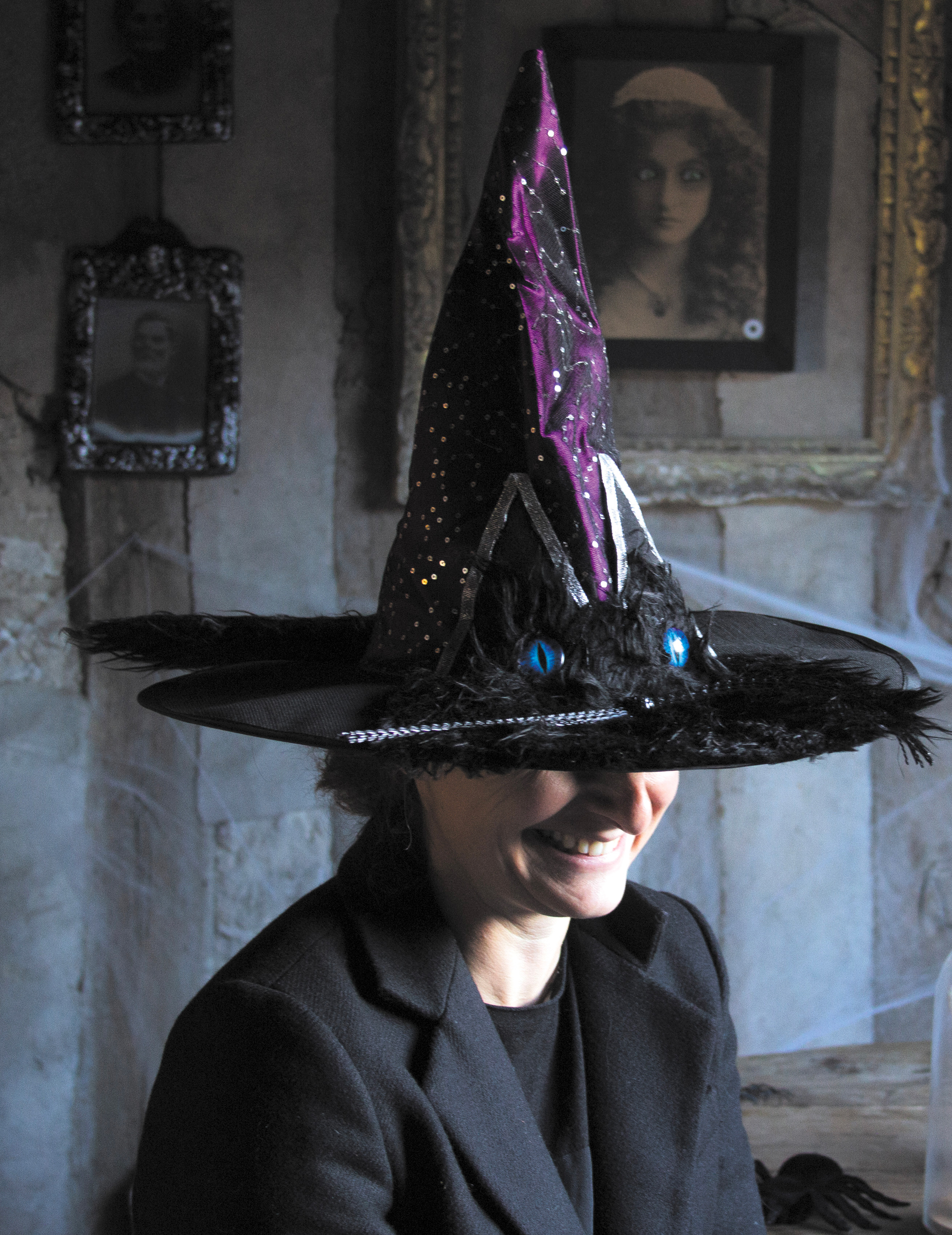 chapeau-de-sorciere-yeux-de-chat-adulte_332211