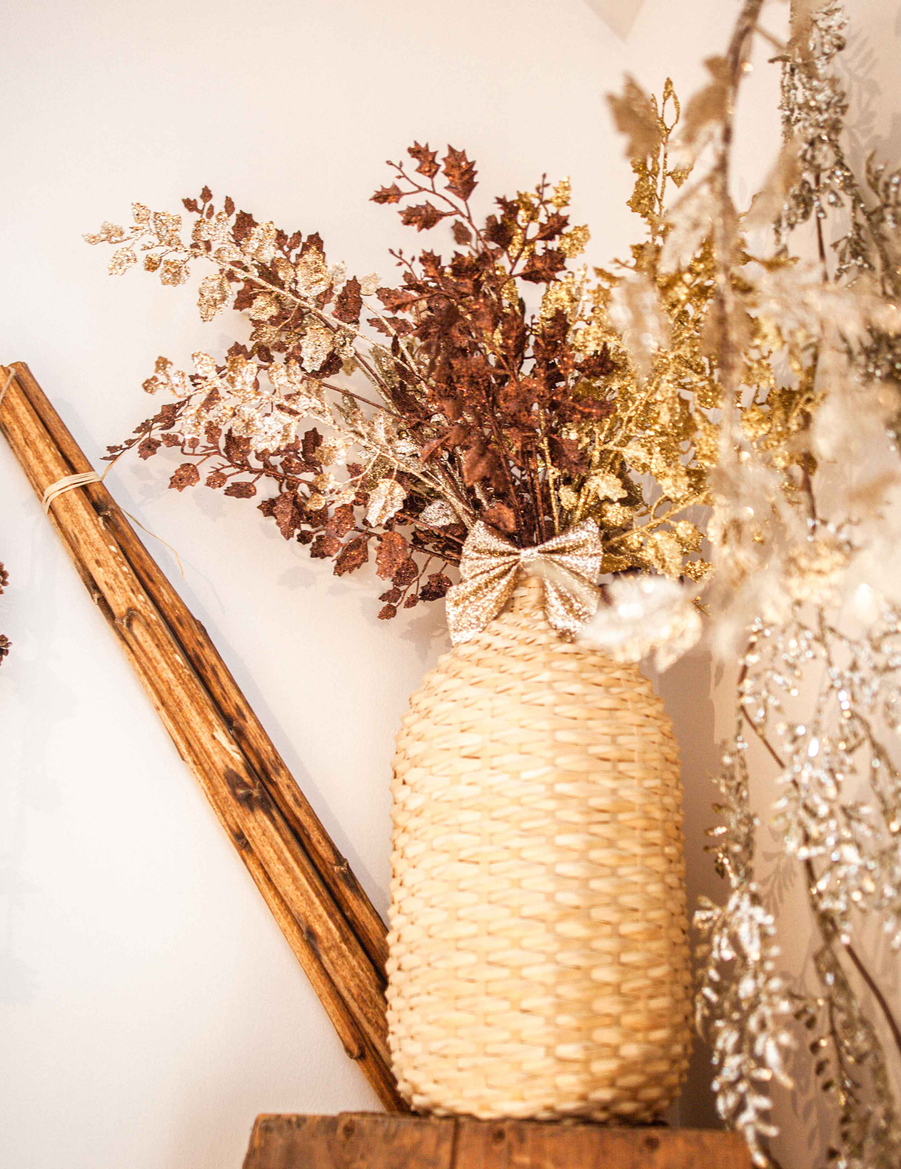 branche-de-feuillage-paillettes-or-65-cm_336651_1