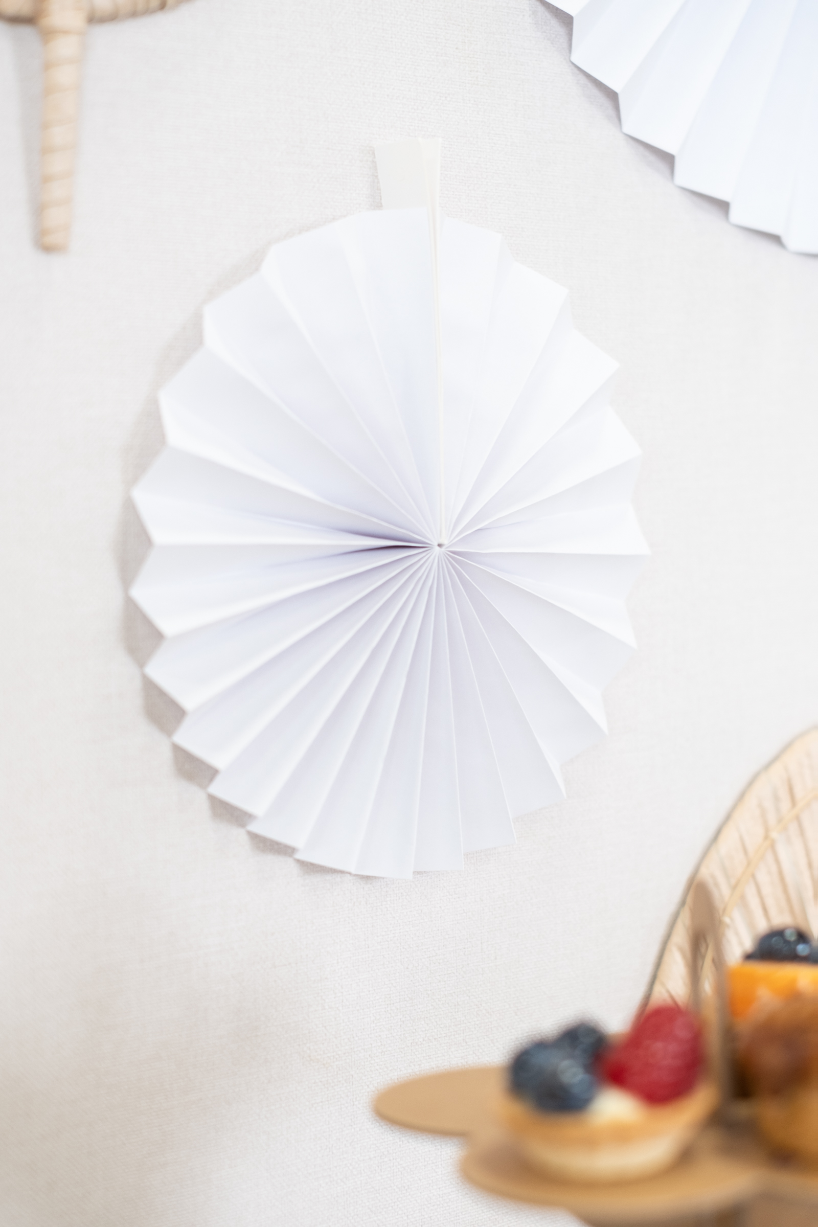 5-rosaces-en-papier-blanches_240577_1