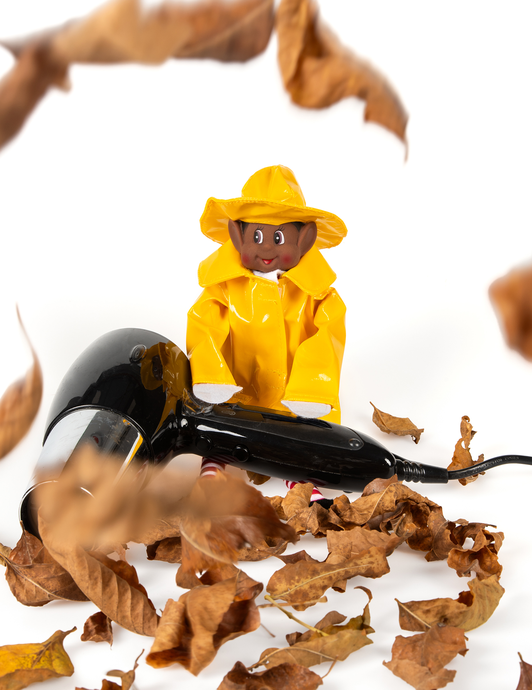 deguisement-impermeable-jaune-avec-chapeau-pour-poupee-lutin-farceur_347947_1