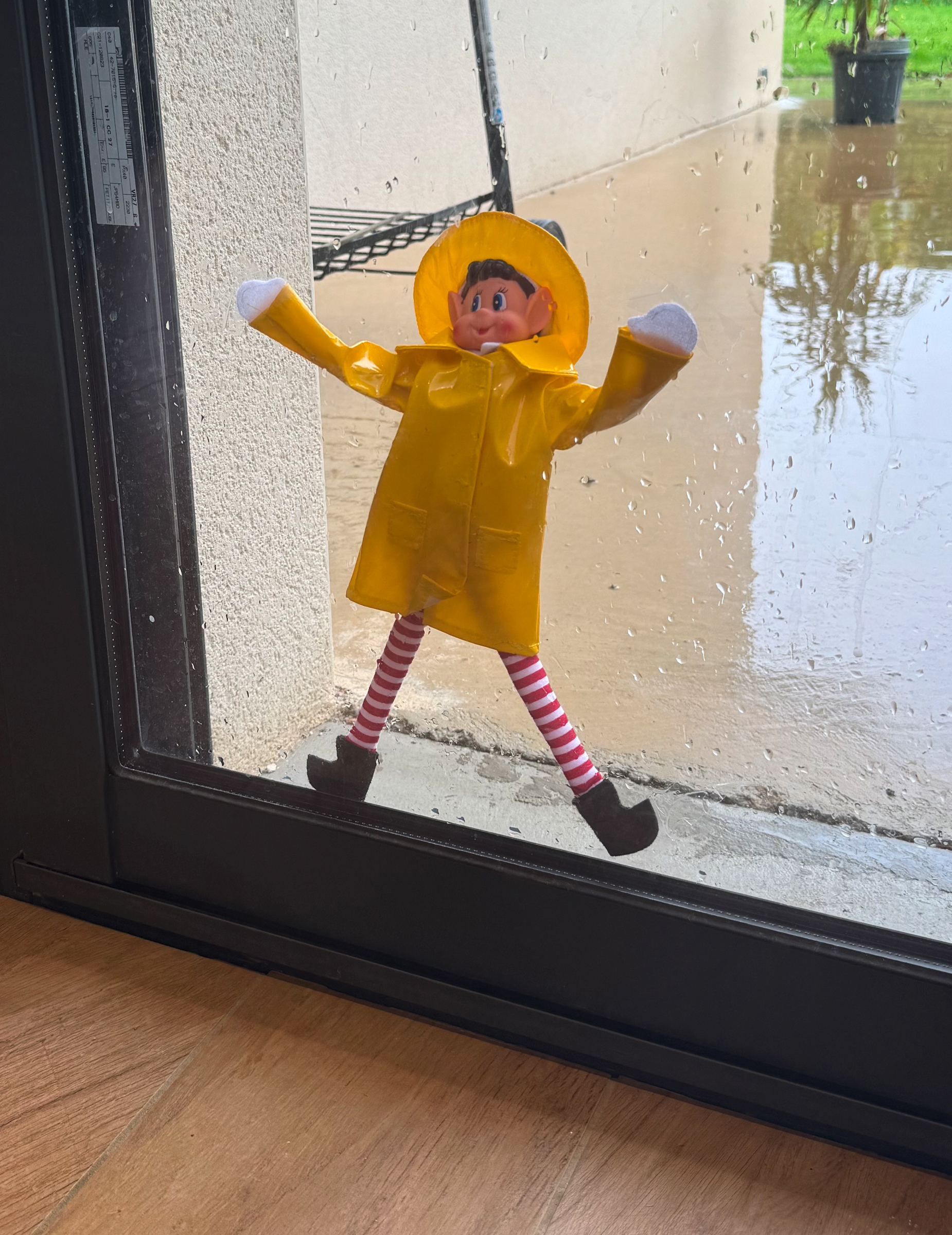 deguisement-impermeable-jaune-avec-chapeau-pour-poupee-lutin-farceur_347947_2