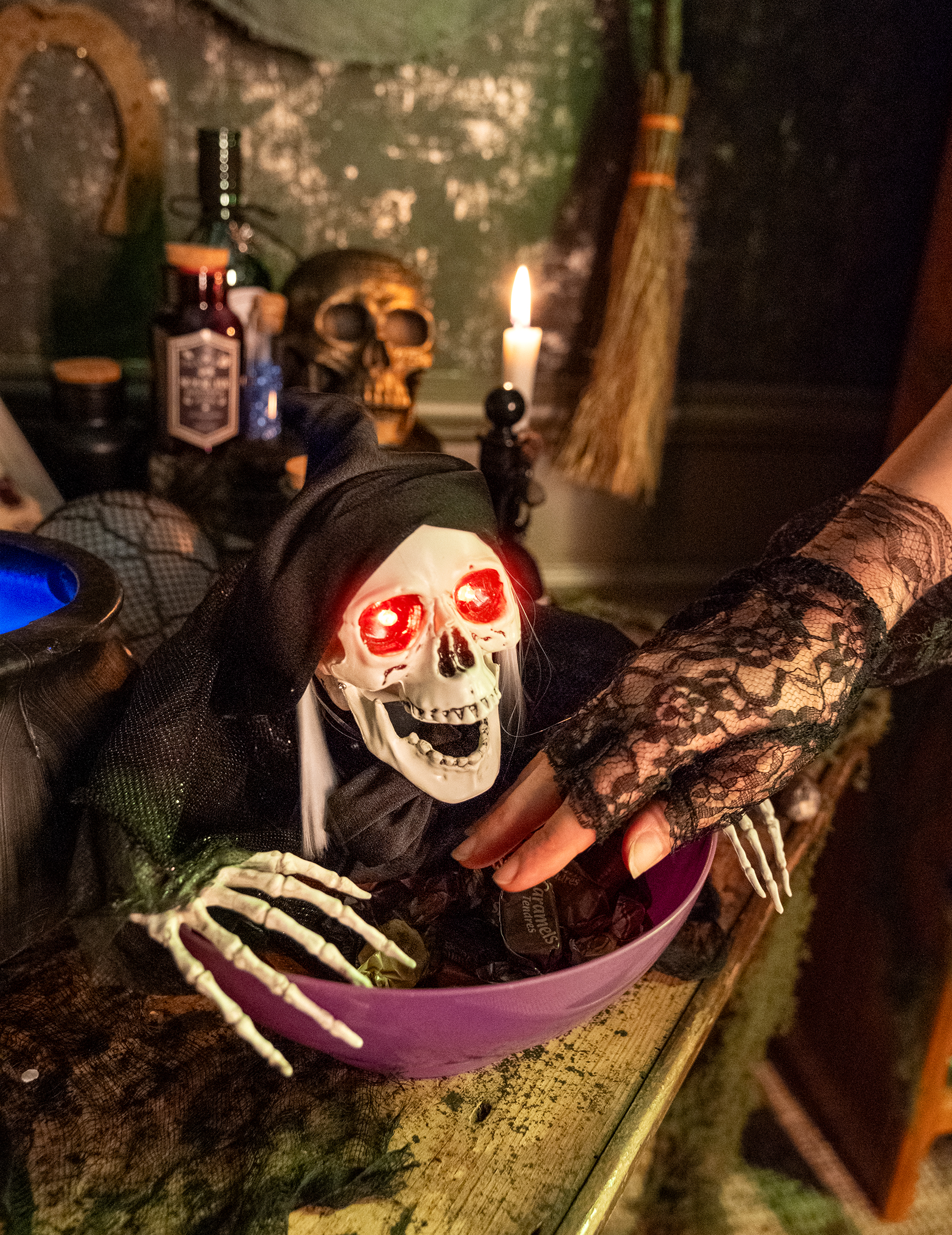 faucheur-macabre-avec-bol-lumineux-52-cm_344933_3